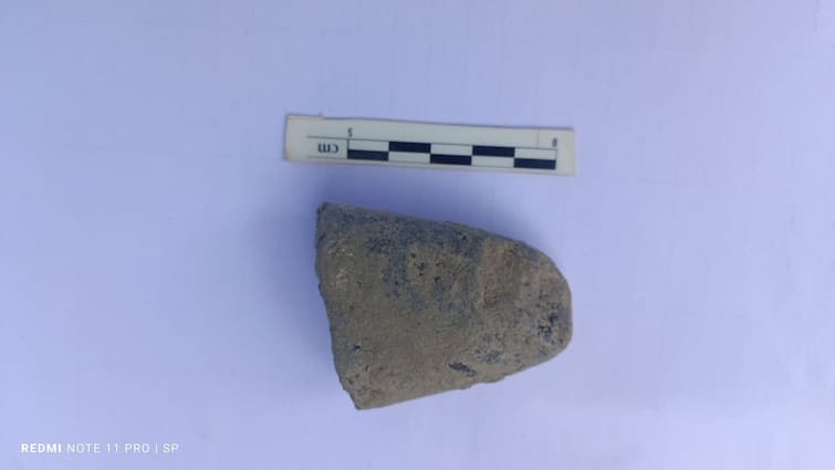 Uthangarai Hunting Tool Used 4000 Years Ago Discovered See Photo TNN ஊத்தங்கரை அருகே 4000 ஆண்டுக்கு முன்பு வேட்டையாட பயன்படுத்திய வெட்டிக் கருவி கண்டெடுப்பு