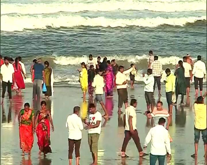 समुद्राची धोक्याची पातळी लक्षात घेता जीवरक्षक देखील तैनात करण्यात आले आहेत.