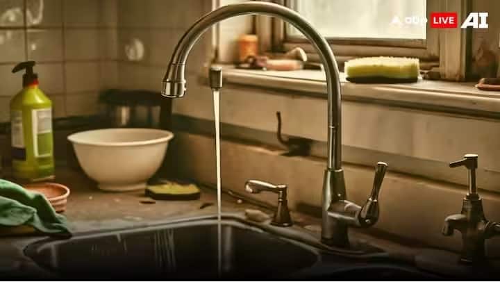 જો તમે તમારા રસોડામાં નળને સ્વચ્છ અને સુંદર રાખવા માંગો છો, તો તેને નિયમિતપણે તેમને સાફ કરો. આ તેમના પર ચિકાસ થતી અટકાવશે. રસોડાના નળને સાફ કરવા માટે, ગરમ પાણી અને ડીશ સાબુમાં પલાળેલા સુતરાઉ કાપડનો ઉપયોગ કરો.