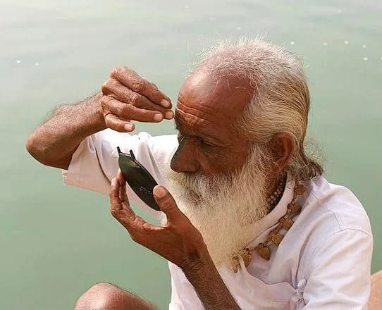 तिलक को भगवान विष्णु का तुल्य माना जाता है। माथे पर तिलक लगाने से पापों से मुक्ति मिलती है और पुण्य की प्राप्ति होती है। तिलक को त्रिदेव यानी ब्रह्मा, विष्णु और महेश का प्रतीक माना जाता है। अलग-अलग समुदायों में तिलक लगाने के अलग-अलग तरीके और महत्व होते हैं।