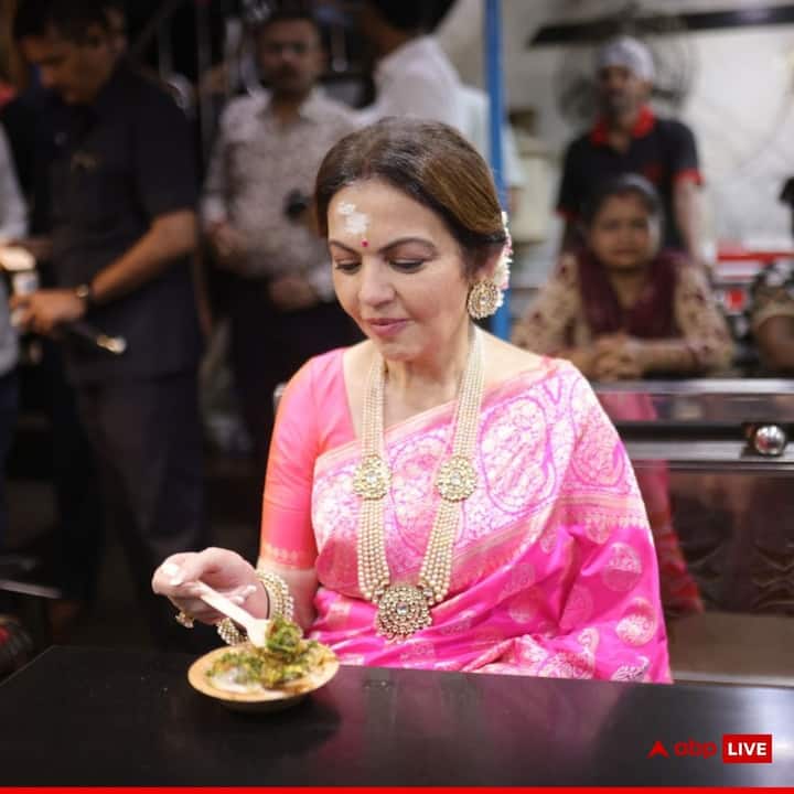 ముకేష్ అంబానీకి చాట్ అంటే చాలా ఇష్టమని గుర్తు చేశారు నీతా అంబానీ. ముంబైలోని స్వాతి స్నాక్స్ నుంచి వారానికిఒక్కసారైన ఈ చాట్ను తెప్పించుకుంటారు.