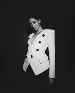 Ananya Panday Pics: ब्रेकअप रूमर्स के बीच व्हाइट ब्लेजर संग शॉर्ट्स पहन अनन्या पांडे ने गिराईं हुस्न की बिजलियां, तस्वीरें वायरल