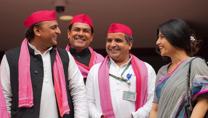 इस दौरान अखिलेश के भाई धर्मेंद्र भी नजर आ रहे हैं. अखिलेश के साथ सपा के अन्य सांसद भी दिखे.