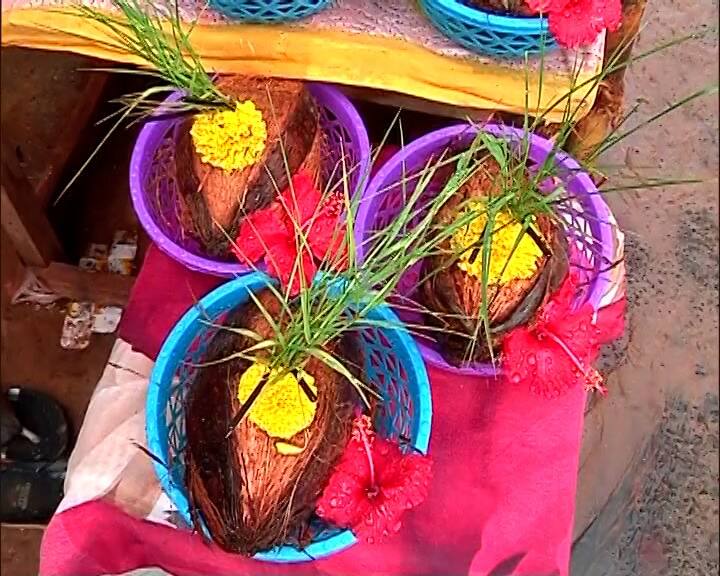 नारळ, दुर्वा, फुलांची परडी घेऊन भाविक दर्शनाला येत आहेत.