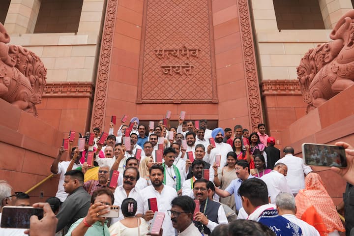 कार्यकाल पूरा होने के बाद स्पीकर को पेंशन, अतिरिक्त भत्ता, यात्रा भत्ता, मुफ्त आवास, मुफ्त बिजली और फ्री फोन जैसी सुविधा मिलती है.