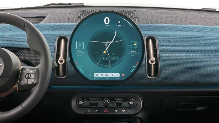 যদি আমরা আকারের কথা বলি তাহলে দেখতে পাব, এর দৈর্ঘ্য 4,433 এমএম, প্রস্থ 1,843 এমএম এবং উচ্চতা 1,656 এমএম। হুইলবেসও 2,692 এমএম বাড়ানো হয়েছে। থার্ড জেনারেশন কান্ট্রিম্যান হল সবচেয়ে বড় মিনি। এতে আপনি ঢালু ছাদে সি-পিলারের মত কিছু আকর্ষণীয় ডিজাইন দেখতে পাবেন, যা স্পষ্টতই আকারে বড়।