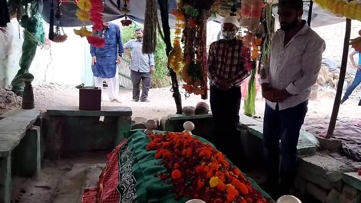 अभी तक हमने देखा था की दरगाह और मजारों पर चादरें चढ़ाई जाती थी, लेकिन क्या कभी आपने यह सुना है कि किसी दरगाह पर चादर नहीं बल्कि झाड़ू चढ़ाई जाती है... जी हां! राजस्थान के बाड़मेर में एक ऐसी अनोखी दरगाह है, जिसमें चादर नहीं बल्कि लोग झाड़ू चढ़ाते हैं और कहते हैं कि इससे बीमारियां दूर हो जाती है.