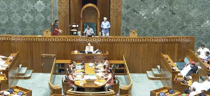 सदन में बाईं ओर विपक्षी बैठते हैं, जहां उस समय सबसे आगे सपा के अखिलेश यादव थे.