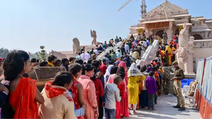 ఇలా వర్షపు నీరు పడటం గతంలో ఎప్పుడూ చూడలేదని తొలిసారి సోమవారం గమనించినట్టు వెల్లడించారు.