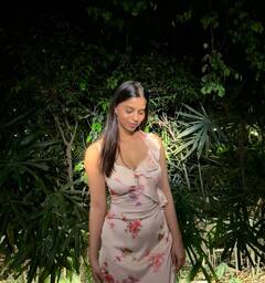 केसांमध्ये फुले, निळा डेनिम ड्रेस, ट्रेंच कोट... सुहाना खानला पाहून चाहत्यांना K3G ची 'पू' आठवली..