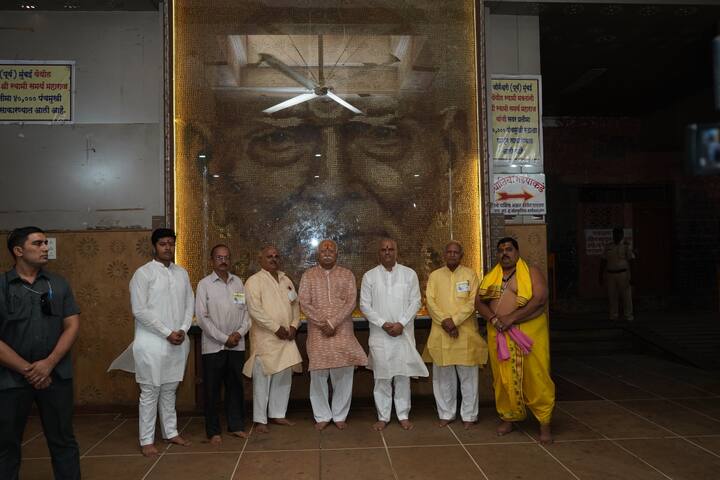 अक्कलकोट येथील श्री स्वामी समर्थांच्या मंदिरात जाऊन भागवत यांनी दर्शन घेतले.