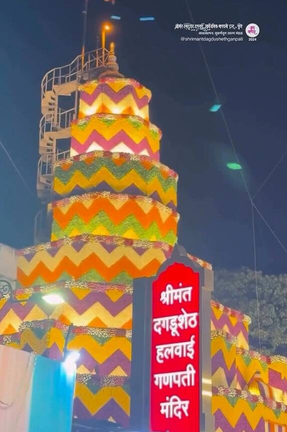 रात्री देखील दगडूशेठ गणपती मंदिर दिव्यांच्या रोषणाईने आणि फुलांच्या आरासात उजळून निघालं होतं.
