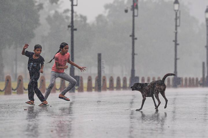 राजधानी दिल्ली में सोमवार शाम को आसमान में बादल छाए रहे. लुटियंस दिल्ली समेत राष्ट्रीय राजधानी के कुछ इलाकों में हल्की बारिश हुई. मौसम विभाग ने अगले 24 घंटों में भी ऐसी ही स्थिति रहने का अनुमान जताया है.