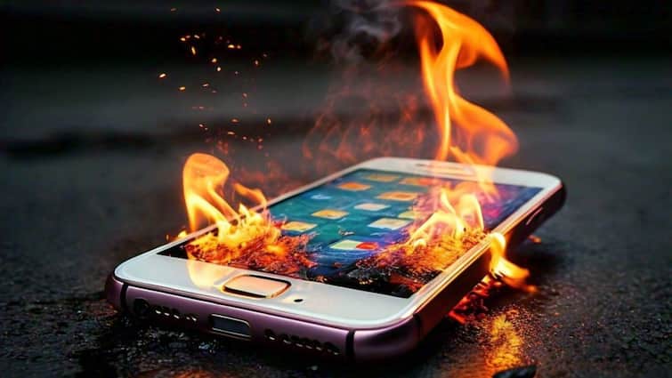 iPhone Care Tips: गर्मियों में आग का गोला बन जाएगा आपका आईफोन! भूलकर भी ना करें ये 5 गलतियां