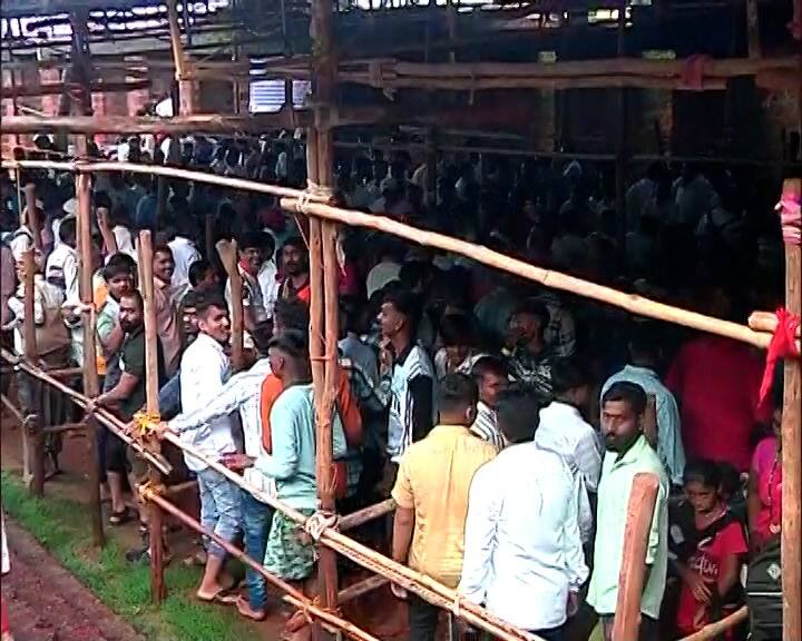 गणपती बाप्पा मोरया असा नामघोष करत पहाटेपासून दर्शनासाठी भाविकांची गर्दी मंदिरात दिसून येते.