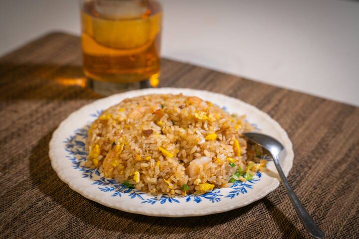 சீஸ் ப்ரைட் ரைஸ் செய்வதற்கு தேவையான பொருட்கள் : பாஸ்மதி ரைஸ் - 1 கப், ப்ரோசஸ்டு சீஸ் - 100 கிராம் , பூண்டு - 6 பற்கள் நறுக்கியது, வெங்காயம் - 1/2 பொடியாக நறுக்கியது, பச்சை மிளகாய் - 1 நறுக்கியது, குடைமிளகாய் - 1 மேசைக்கரண்டி நறுக்கியது, கேரட் - 1 நறுக்கியது, பீன்ஸ் - 4 நறுக்கியது சோளம் - 1/2 கப் வேகவைத்தது, பச்சை பட்டாணி - 1/2 கப் வேகவைத்தது, வெங்காயத்தாள், வினிகர் - 1 தேக்கரண்டி, சோயா சாஸ் - 2 தேக்கரண்டி, எண்ணெய் - 1 மேசைக்கரண்டி, உப்பு - 1/2 தேக்கரண்டி, மிளகு தூள்