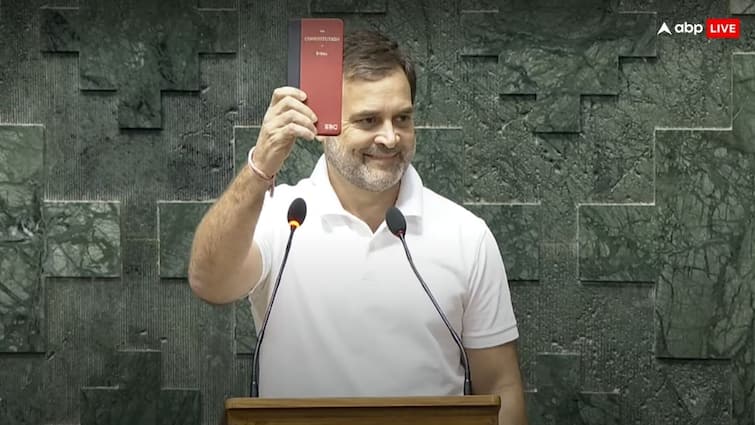 Rahul Gandhi Member of Parliament oath with constitution copy in hand BJP raises Jai Shri Ram Slogan Parliament Session: हाथ में संविधान लेकर राहुल गांधी ने ली शपथ, सदन में गूंजे 'जय श्री राम' और 'भारत जोड़ो' के नारे