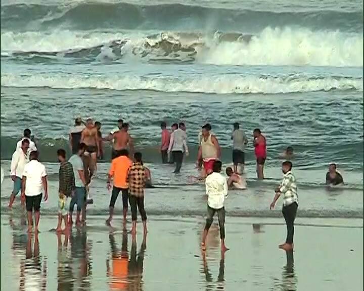 गणपतीपुळ्यात बाप्पाचे दर्शन घेतल्यानंतर भाविकांची पावलं समुद्रकिनारी वळत आहेत.