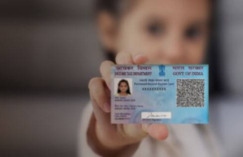 જેના પર ક્લિક કર્યા બાદ તમારે 12 અંકનો આધાર નંબર ભરવાનો રહેશે. હવે નીચે આપેલ I confirm that ના વિકલ્પ પર ટિક કરો. જે બાદ આધાર સાથે જોડાયેલા મોબાઈલ નંબર પર એક OTP આવશે. આ OTP ચકાસો. જે પછી ઈ-મેલ આઈડી દાખલ કરો અને પાન કાર્ડ માટે જરૂરી માહિતી ભરો.