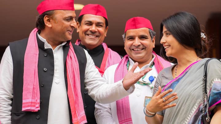 अखिलेश और डिंपल की ये खुशनुमा माहौल की तस्वीरें सोशल मीडिया पर वायरल हैं और लोग इसे जमकर शेयर कर रहे हैं.