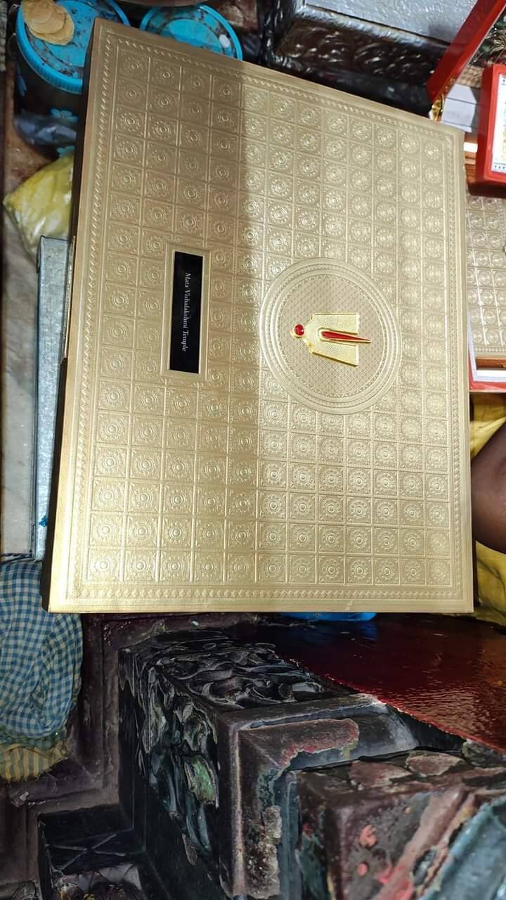 వివాహం కోసం వివిధ ప్రముఖులను ఆహ్వనించేందుకు అంబానీ ఫ్యామిలీ ప్రత్యేక పెళ్లి కార్డును డిజైన్ చేశారు.