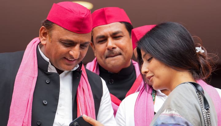 दोनों की कुछ तस्वीरें सोशल मीडिया पर जमकर वायरल हैं जिसमें वह एक दूसरे से बात करते दिख रहे हैं.