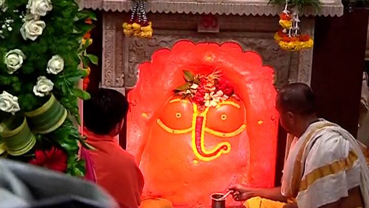 बाप्पाला सोन्याचे दागिने परिधान करण्यात आले आहेत.