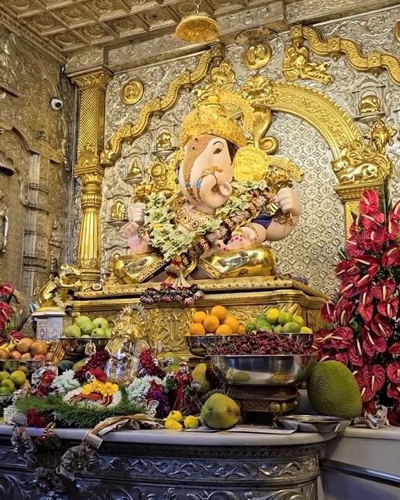 दगडूशेठ गणपती मंदिरात गाभाऱ्याला आकर्षक फुलांची आरास करण्यात आली आहे.