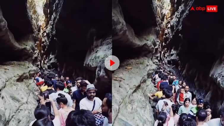 Gucchu pani Cave A flood of people got trapped in the caves of Dehradun video goes viral Video: पहाड़ों पर आया लोगों का सैलाब, देहरादून का ये वीडियो हो रहा वायरल