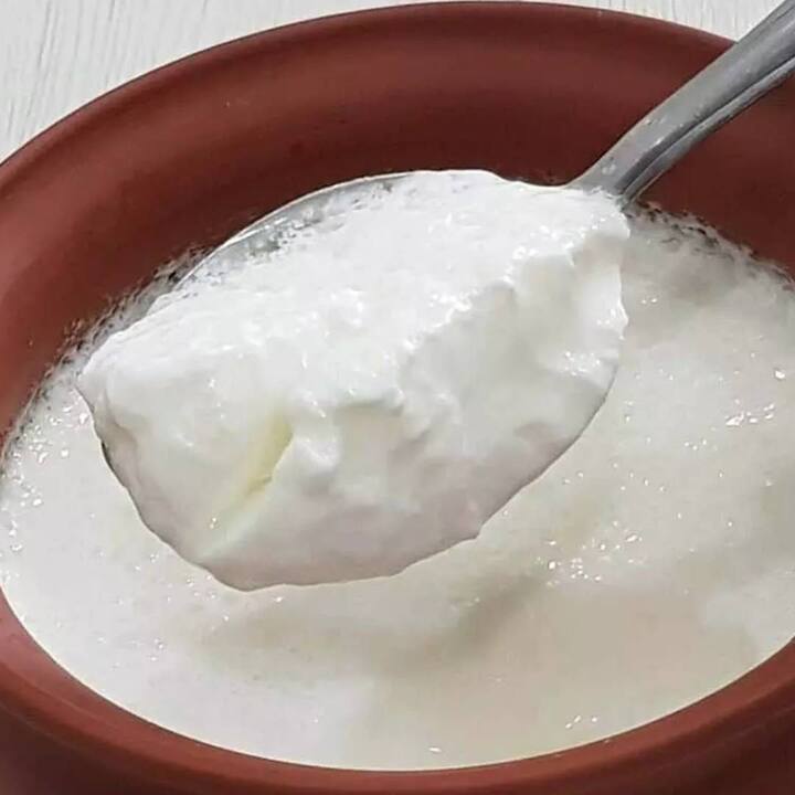 ਚੰਗੀ ਅੰਤੜੀਆਂ ਦੀ ਸਿਹਤ ਨੂੰ ਬਣਾਈ ਰੱਖਣ ਲਈ ਦਹੀਂ ਨੂੰ ਸਭ ਤੋਂ ਵਧੀਆ ਭੋਜਨ ਮੰਨਿਆ ਜਾਂਦਾ ਹੈ। ਦਹੀਂ ਦੇ ਚੰਗੇ ਬੈਕਟੀਰੀਆ ਤੁਹਾਡੀਆਂ ਅੰਤੜੀਆਂ ਨੂੰ ਸਿਹਤਮੰਦ ਰੱਖਣ ਵਿੱਚ ਮਦਦਗਾਰ ਹੁੰਦੇ ਹਨ। ਇਸ ਦੇ ਨਾਲ ਹੀ ਦਹੀਂ ਗਰਮੀਆਂ 'ਚ ਸਰੀਰ ਨੂੰ ਠੰਡਕ ਦੇਣ ਦਾ ਵੀ ਕੰਮ ਕਰਦਾ ਹੈ। ਤੁਸੀਂ ਦੁਪਹਿਰ ਦੇ ਖਾਣੇ ਵਿੱਚ ਦਹੀਂ ਦਾ ਇੱਕ ਕਟੋਰਾ ਸ਼ਾਮਲ ਕਰ ਸਕਦੇ ਹੋ।