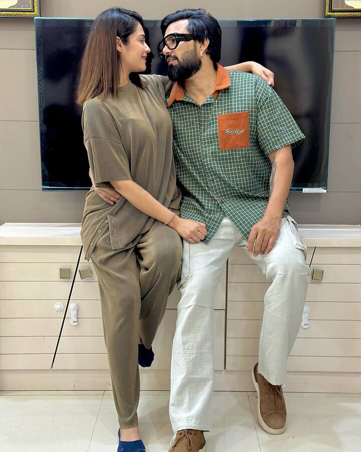 पण बिग बॉसमध्ये येताच कृतिका आणि पायलने मनातील वेदना व्यक्त केल्या. पायल आणि कृतिका यांनी एकमेकांच्या आयुष्यात दुसरी स्त्री आल्यावर त्यांना कसे वाटले हे सांगितले.