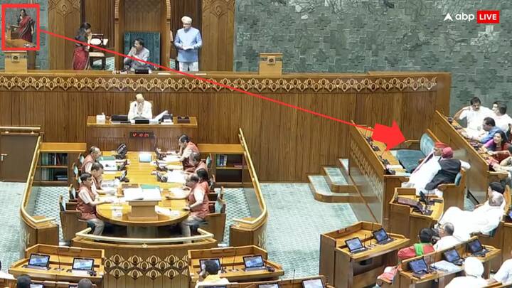 रोचक बात है कि जिस ओर देखकर अनुप्रिया पटेल मुस्कुराई थीं, उस ओर विपक्षी बैठे थे.