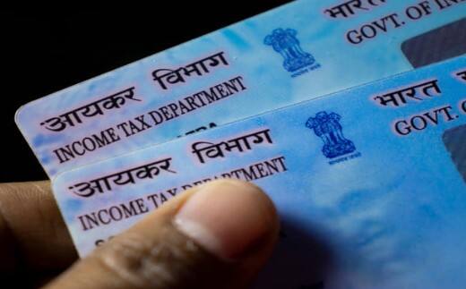 લોકો માટે પાન કાર્ડ પણ એક મહત્વપૂર્ણ દસ્તાવેજ બની ગયું છે, પાનકાર્ડ વગર કોઈ કામ થઈ શકતું નથી. તો અમે તમને માત્ર 10 મિનિટમાં પાન કાર્ડ કેવી રીતે બનાવવું તે જણાવીશું. PAN કાર્ડ માટે અરજી કરવાની પ્રક્રિયા સરળ છે જે કોઈ પણ નાગરિક પોતાનું PAN કાર્ડ બનાવવા માંગે છે તે બે રીતે અરજી કરી શકે છે, એક ઓનલાઈન અને બીજી ઓફલાઈન.