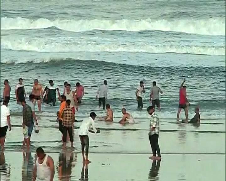 मोठ्या लाटा उसळत असल्याने भाविकांना काळजी घेण्याचं आवाहन करण्यात येत आहे.