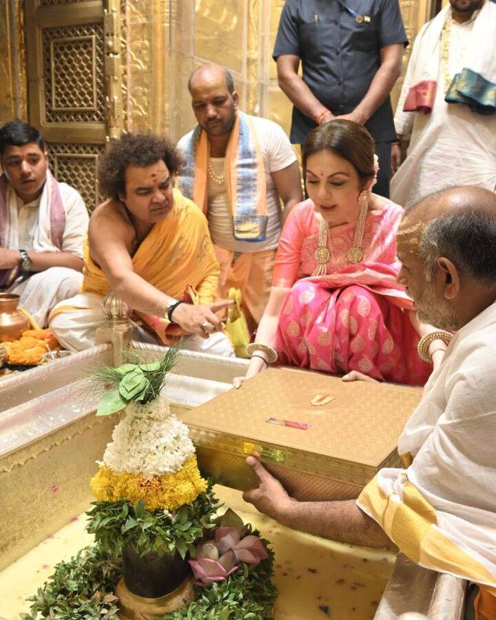 అనంత్ అంబానీ, రాధిక మర్చంట్ వివాహ పత్రికకు కాశీవిశ్వనాథుడి ఆలయంలో ప్రత్యేక పూజలు చేశారు నీతా అంబానీ