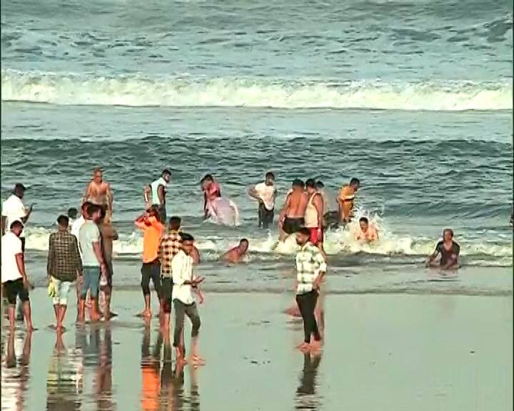 समुद्रात डुंबण्याचा आनंद भाविक घेत आहेत.