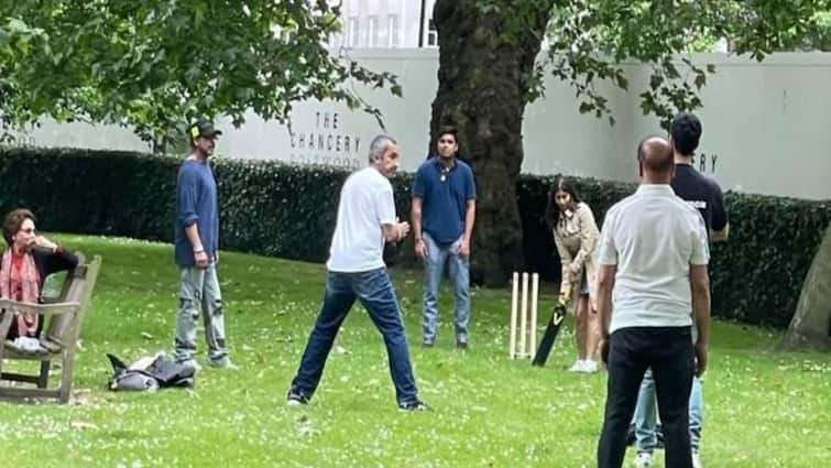 Shah Rukh Khan Viral PIC From London Vacation Shows Him Playing Cricket With His Aryan And Suhana