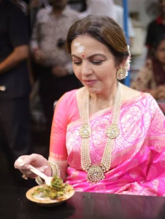 बनारस पहुंचीं नीता अंबानी, चटकारे लेकर चाट खाती आईं नजर