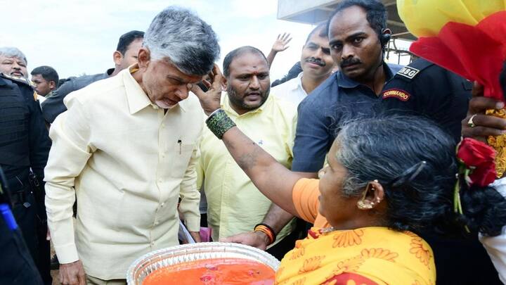 Chandrababu in Kuppam: గత అసెంబ్లీ ఎన్నికల్లో అధికారాన్ని చేజిక్కించుకున్న తర్వాత ముఖ్యమంత్రి చంద్రబాబు తొలిసారిగా తన సొంత నియోజకవర్గం అయిన కుప్పంకు వెళ్లారు.