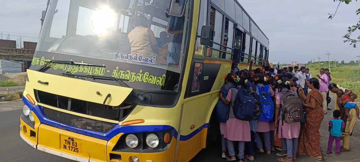 அமைச்சரின் உத்தரவை பின்பற்றாத போக்குவரத்துக்கழகம்; சீருடை அணிந்து வந்தாலும் டிக்கெட் எடுக்க சொல்றாங்க