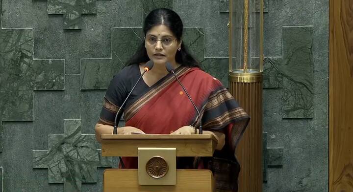 यूपी के मिर्जापुर से सांसद अनुप्रिया पटेल ने भी इस दौरान संसद सदस्य की शपथ ली.