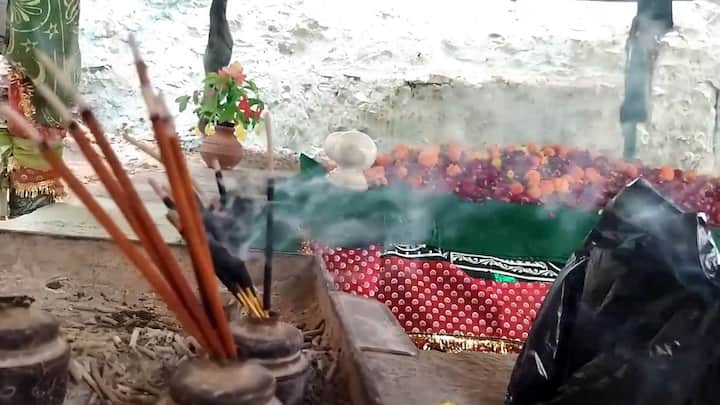 लोगों को कहना है कि यहां हर धर्म के लोग आते हैं. उन्हें किसी भी प्रकार का चर्म रोग हो यहां पर ठीक हो जाता है. लोग यहां पर अपनी समस्याएं बोलकर जाते हैं और जब उनकी समस्याएं पूरी हो जाती है तो वापस आकर यहां झाड़ू चढ़ाते हैं.