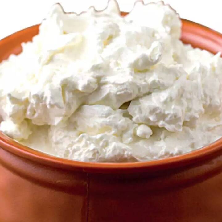 ਗਰਮੀਆਂ ਵਿੱਚ ਸਰੀਰ ਨੂੰ ਠੰਡਾ ਰੱਖਣ ਅਤੇ ਅੰਤੜੀਆਂ ਦੀ ਸਿਹਤ ਨੂੰ ਉਤਸ਼ਾਹਿਤ ਕਰਨ ਲਈ ਮੱਖਣ ਇੱਕ ਵਧੀਆ ਡ੍ਰਿੰਕ ਹੈ। ਇਸ ਦਾ ਸੇਵਨ ਕਰਨ ਨਾਲ ਨਾ ਸਿਰਫ ਤੁਹਾਡੀ ਪਾਚਨ ਕਿਰਿਆ ਵਿੱਚ ਸੁਧਾਰ ਹੋਵੇਗਾ ਸਗੋਂ ਤੁਹਾਡੀ ਸਿਹਤ ਨੂੰ ਵੀ ਕਈ ਫਾਇਦੇ ਹੋਣਗੇ। ਇਹ ਤੁਹਾਨੂੰ ਡੀਹਾਈਡ੍ਰੇਸ਼ਨ ਤੋਂ ਵੀ ਬਚਾਉਂਦਾ ਹੈ ਅਤੇ ਸਰੀਰ ਦੇ ਤਾਪਮਾਨ ਨੂੰ ਸੰਤੁਲਿਤ ਰੱਖਣ ਵਿੱਚ ਮਦਦ ਕਰਦਾ ਹੈ।