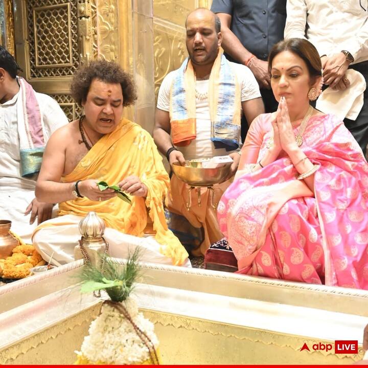 తొలి కార్డును కాశీ విశ్వనాథుడి పాదాల చెంత ఉంచి ప్రత్యేక పూజలు చేశారు నీతా అంబానీ. అనంతరం కాశీ వీధుల్లో తిరిగి అక్కడ వంటకాలు అక్కడి వారితో మాట్లాడారు.