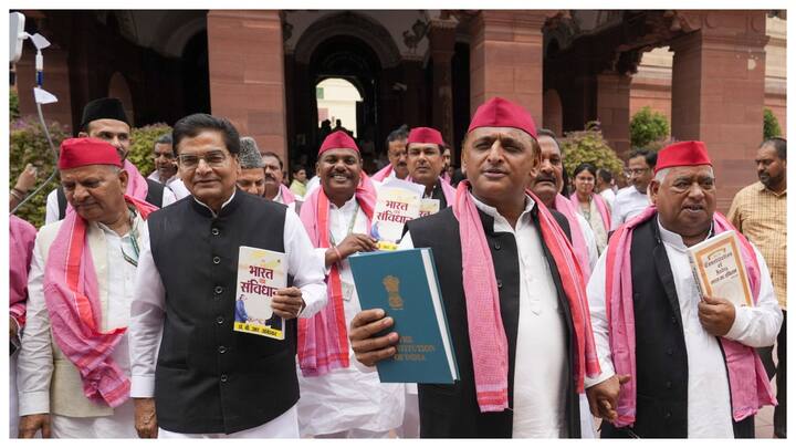 18वीं लोकसभा के पहले सत्र के पहले दिन के बाद सपा प्रमुख अखिलेश यादव चर्चा का विश्वास बने हुए हैं. उन्हें विपक्ष के साथ पहली सीट में बैठने का मौका मिला.