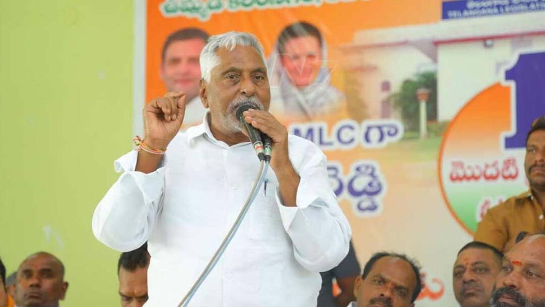 telangnaa congress MLC Jeevan Reddy angry on BRS MLA pocharam and Sanjay kumar joining Telangana : కాంగ్రెస్‌లో జగిత్యాల చిచ్చు- అభిమానులను గాంధీభవన్‌కు రావాలని ఎమ్మెల్సీ జీవన్ రెడ్డి పిలుపు