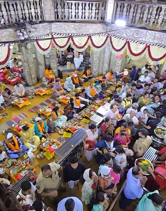 पहाटेपासूनच मंदिराच पूजापाठ सुरू आहे.