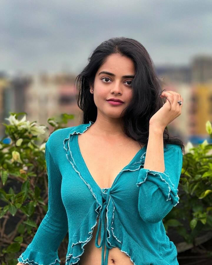 ‘‘లవర్‘ సినిమాతో తెలుగు ప్రేక్షకులకు పరిచయం అయ్యింది. తొలి సినిమా అనుకున్న స్థాయిలో సక్సెస్ కాకపోయినా అమ్మడు నటనకు అందరూ ఫిదా అయ్యారు.  Photo Credit: Riddhi Kumar/Instagram