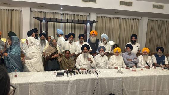 Punjab Politics: ਸ਼੍ਰੋਮਣੀ ਅਕਾਲੀ ਦਲ ਦੇ ਹੋਣਗੇ ਦੋ ਧੜੇ ? 'ਬਾਗ਼ੀਆਂ' ਨੇ ਵੱਖਰੀ ਮੀਟਿੰਗ ਕਰਕੇ ਮੰਗਿਆ ਬਾਦਲ ਦਾ ਅਸਤੀਫ਼ਾ Punjab Politics: ਸ਼੍ਰੋਮਣੀ ਅਕਾਲੀ ਦਲ ਦੇ ਹੋਣਗੇ ਦੋ ਧੜੇ ? 'ਬਾਗ਼ੀਆਂ' ਨੇ ਵੱਖਰੀ ਮੀਟਿੰਗ ਕਰਕੇ ਮੰਗਿਆ ਬਾਦਲ ਦਾ ਅਸਤੀਫ਼ਾ