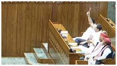 हाथ में संविधान, चेहरे पर मुस्कान, संसद के पहले दिन ही अखिलेश यादव बने चर्चा का विषय, देखें खास तस्वीरें